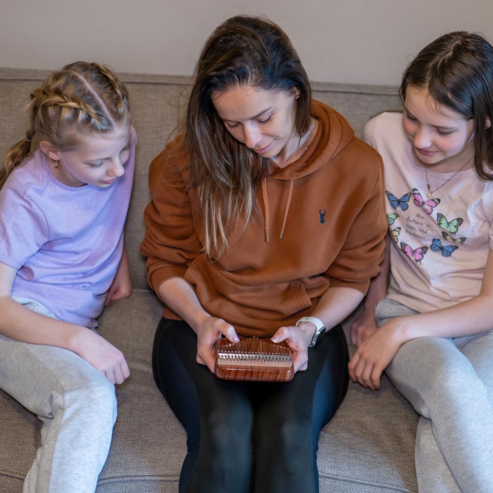 SonolimbaCalimbaAfricanCoralwoodC-MajorFamilyPlaying